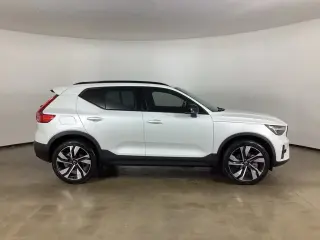 Volvo XC40 2024 AWD B5 Plus Dark Theme 4dr SUV