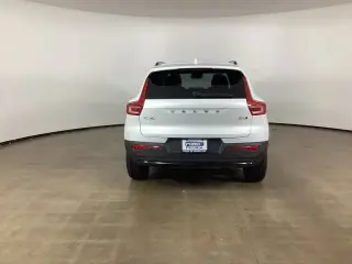 Volvo XC40 2024 AWD B5 Plus Dark Theme 4dr SUV