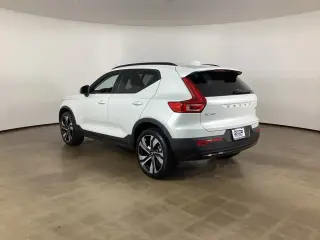 Volvo XC40 2024 AWD B5 Plus Dark Theme 4dr SUV