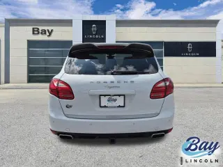 Porsche Cayenne 2014 con transmisión automática integral Platinum 4dr SUV