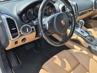 Porsche Cayenne 2014 con transmisión automática integral Platinum 4dr SUV