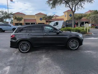 Mercedes-Benz GLC 2021 con tracción en las cuatro ruedas AWD AMG GLC 43 4MATIC de cuatro puertas SUV