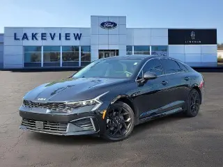Vehículo Kia K5 2025 con motor 4 puertas sedán