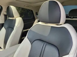 Vehículo Kia K5 2025 con motor 4 puertas sedán