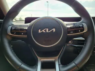 Vehículo Kia K5 2025 con motor 4 puertas sedán