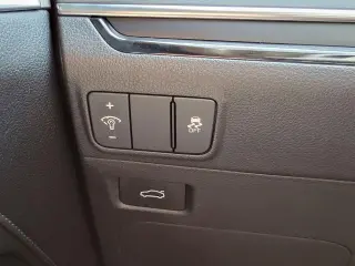 Vehículo Kia K5 2025 con motor 4 puertas sedán