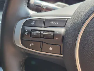 Vehículo Kia K5 2025 con motor 4 puertas sedán