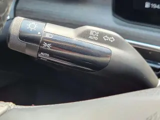 Vehículo Kia K5 2025 con motor 4 puertas sedán