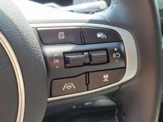 Vehículo Kia K5 2025 con motor 4 puertas sedán