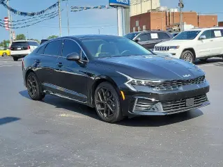 Vehículo Kia K5 2025 con motor 4 puertas sedán