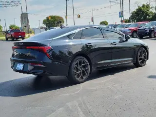 Vehículo Kia K5 2025 con motor 4 puertas sedán