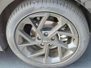 Vehículo Kia K5 2025 con motor 4 puertas sedán