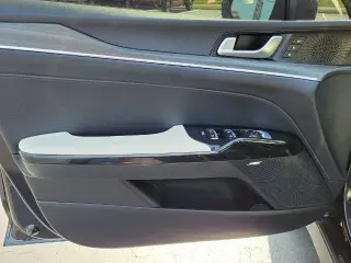 Vehículo Kia K5 2025 con motor 4 puertas sedán