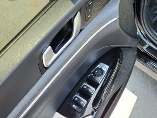 Vehículo Kia K5 2025 con motor 4 puertas sedán