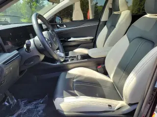 Vehículo Kia K5 2025 con motor 4 puertas sedán