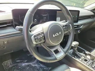 Vehículo Kia K5 2025 con motor 4 puertas sedán