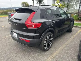 Volvo XC40 2025 AWD B5 Plus Tema Oscuro 4dr SUV