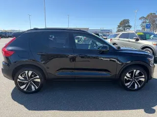 Volvo XC40 2025 AWD B5 Plus Tema Oscuro 4dr SUV