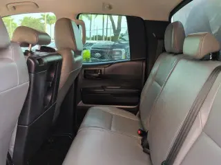 Toyota Tundra 2018 4x2 SR 4 puertas Double Cab Pick-up (4.6L V8)