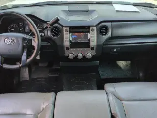 Toyota Tundra 2018 4x2 SR 4 puertas Double Cab Pick-up (4.6L V8)