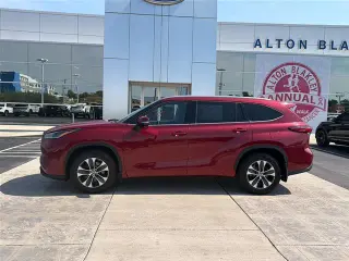 Toyota Highlander 2021 con tracción en las cuatro ruedas XLE de cuatro puertas SUV