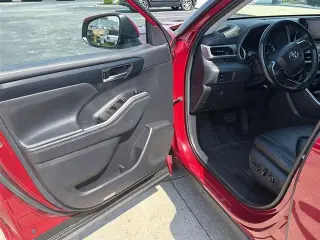 Toyota Highlander 2021 con tracción en las cuatro ruedas XLE de cuatro puertas SUV
