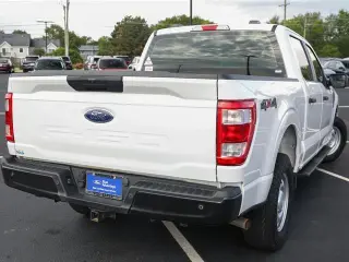 Ford F-150 2022 4x4 XL 4dr SuperCrew con plataforma de 5.5 pies de ancho.