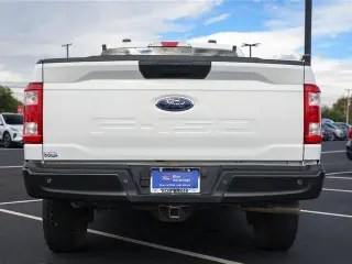 Ford F-150 2022 4x4 XL 4dr SuperCrew con plataforma de 5.5 pies de ancho.