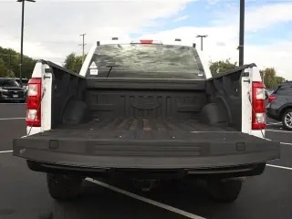 Ford F-150 2022 4x4 XL 4dr SuperCrew con plataforma de 5.5 pies de ancho.