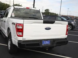 Ford F-150 2022 4x4 XL 4dr SuperCrew con plataforma de 5.5 pies de ancho.