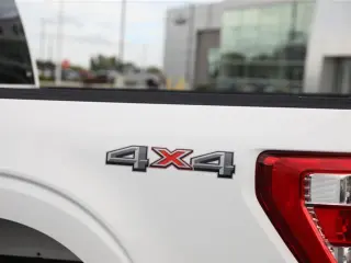 Ford F-150 2022 4x4 XL 4dr SuperCrew con plataforma de 5.5 pies de ancho.