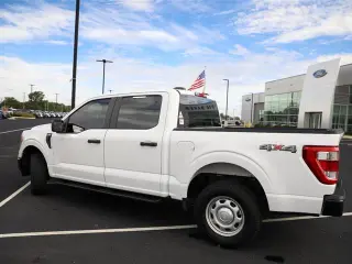 Ford F-150 2022 4x4 XL 4dr SuperCrew con plataforma de 5.5 pies de ancho.