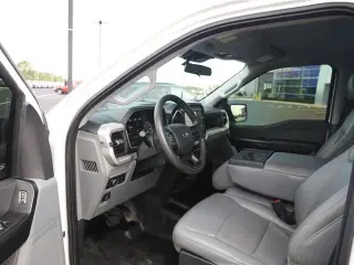 Ford F-150 2022 4x4 XL 4dr SuperCrew con plataforma de 5.5 pies de ancho.