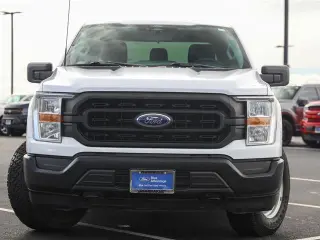 Ford F-150 2022 4x4 XL 4dr SuperCrew con plataforma de 5.5 pies de ancho.