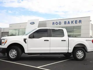 Ford F-150 2022 4x4 XL 4dr SuperCrew con plataforma de 5.5 pies de ancho.