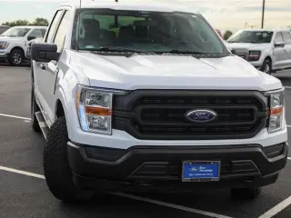 Ford F-150 2022 4x4 XL 4dr SuperCrew con plataforma de 5.5 pies de ancho.