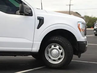 Ford F-150 2022 4x4 XL 4dr SuperCrew con plataforma de 5.5 pies de ancho.