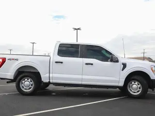 Ford F-150 2022 4x4 XL 4dr SuperCrew con plataforma de 5.5 pies de ancho.