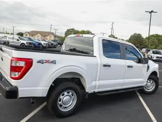Ford F-150 2022 4x4 XL 4dr SuperCrew con plataforma de 5.5 pies de ancho.