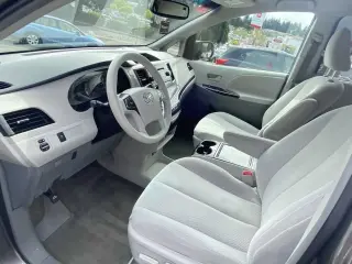 Toyota Sienna 2014 LE 7-Pasajeros Asiento de Acceso Automático 4dr Mini-Van