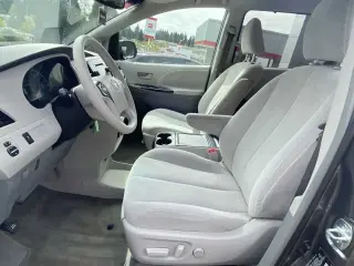 Toyota Sienna 2014 LE 7-Pasajeros Asiento de Acceso Automático 4dr Mini-Van