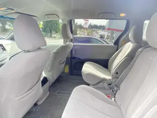 Toyota Sienna 2014 LE 7-Pasajeros Asiento de Acceso Automático 4dr Mini-Van