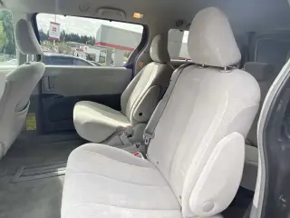 Toyota Sienna 2014 LE 7-Pasajeros Asiento de Acceso Automático 4dr Mini-Van