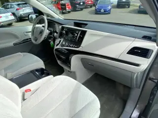 Toyota Sienna 2014 LE 7-Pasajeros Asiento de Acceso Automático 4dr Mini-Van