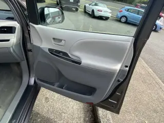 Toyota Sienna 2014 LE 7-Pasajeros Asiento de Acceso Automático 4dr Mini-Van