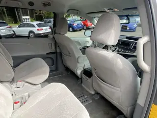 Toyota Sienna 2014 LE 7-Pasajeros Asiento de Acceso Automático 4dr Mini-Van