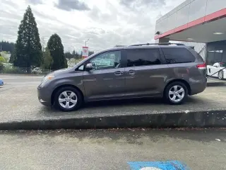 Toyota Sienna 2014 LE 7-Pasajeros Asiento de Acceso Automático 4dr Mini-Van