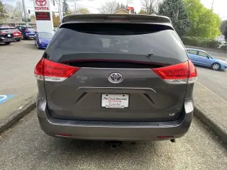 Toyota Sienna 2014 LE 7-Pasajeros Asiento de Acceso Automático 4dr Mini-Van
