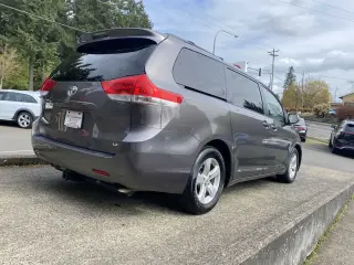 Toyota Sienna 2014 LE 7-Pasajeros Asiento de Acceso Automático 4dr Mini-Van