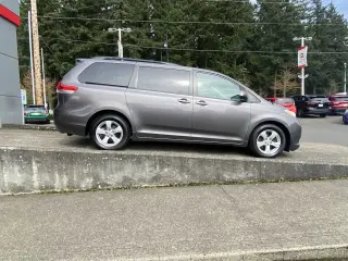 Toyota Sienna 2014 LE 7-Pasajeros Asiento de Acceso Automático 4dr Mini-Van
